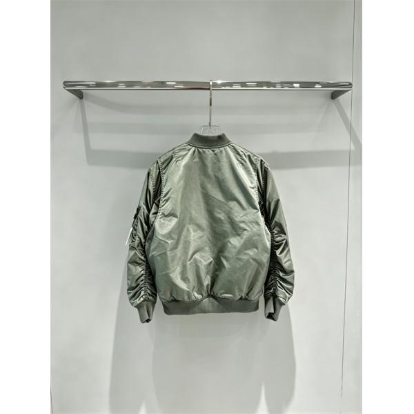 光沢グレーが映える STONE ISLAND ストーンアイランド コピー MA-1ジャケット 袖ワッペン付き秋冬アウター