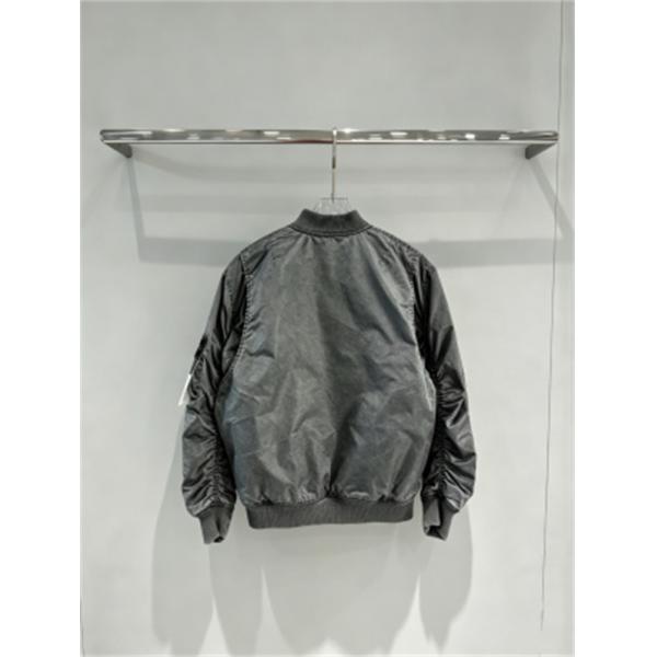 光沢グレーが映える STONE ISLAND ストーンアイランド コピー MA-1ジャケット 袖ワッペン付き秋冬アウター