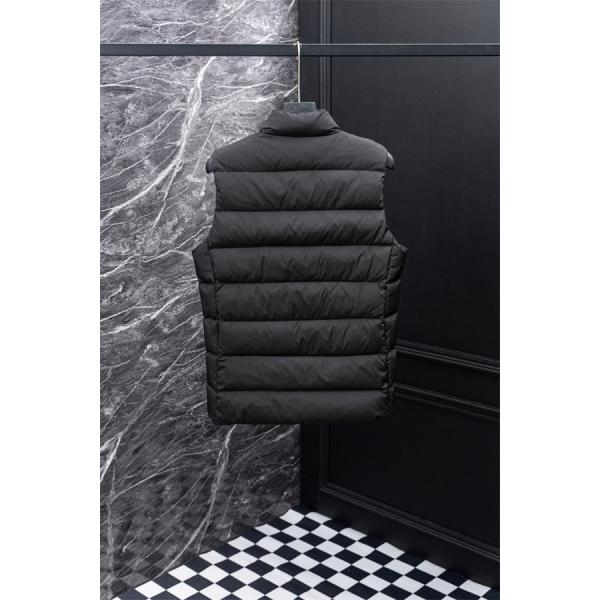 冬の定番モノトーン MONCLER モンクレール コピー ダウンベスト 立ち襟ロゴワッペン付き