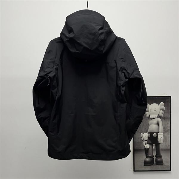 黒×ゴールドの機能美 ARC'TERYX アークテリクス コピー シェルジャケット ダブル胸ポケット付き