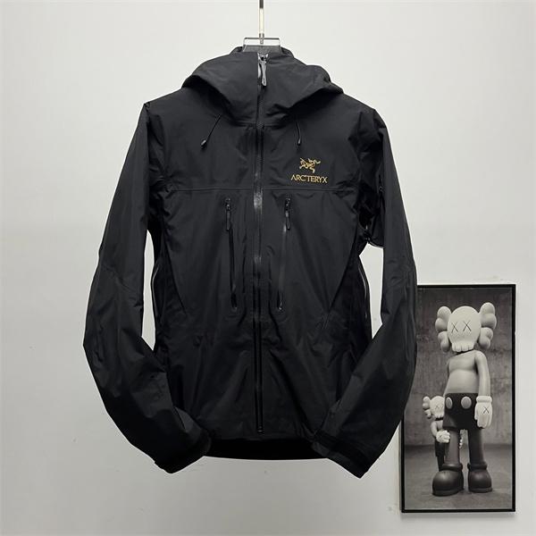 黒×ゴールドの機能美 ARC'TERYX アークテリクス コピー シェルジャケット ダブル胸ポケット付き
