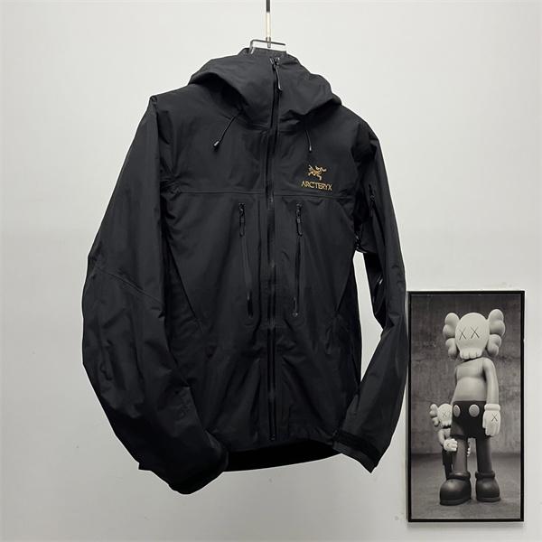 黒×ゴールドの機能美 ARC'TERYX アークテリクス コピー シェルジャケット ダブル胸ポケット付き