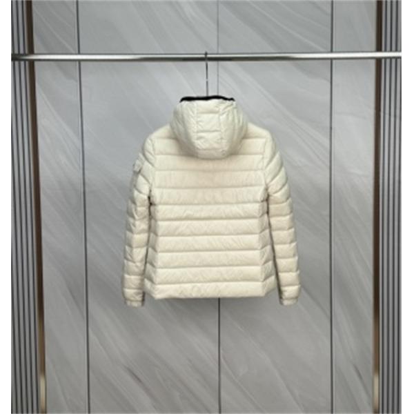 ホワイトが映える冬コーデ MONCLER モンクレール コピー フード付きダウンブルゾン 配色ジップ