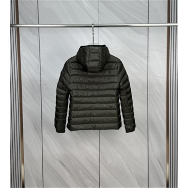 ホワイトが映える冬コーデ MONCLER モンクレール コピー フード付きダウンブルゾン 配色ジップ