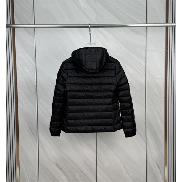 ホワイトが映える冬コーデ MONCLER モンクレール コピー フード付きダウンブルゾン 配色ジップ