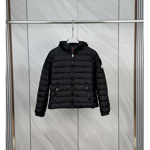 ホワイトが映える冬コーデ MONCLER モンクレール コピー フード付きダウンブルゾン 配色ジップ