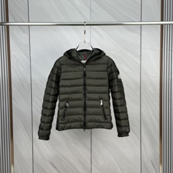 ホワイトが映える冬コーデ MONCLER モンクレール コピー フード付きダウンブルゾン 配色ジップ