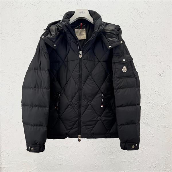 モンクレール 簡単にコーデをおしゃれに演出 MONCLER  ダウンジャケットコピー 普段使いもオフィスもOK 激安(日本最大級)