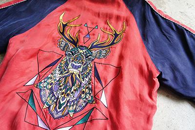 アウラの新作スカジャン、鹿や月・太陽の刺繍を施した色鮮やかなアイテム 