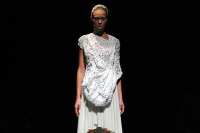 暗闇で発光する服が女性の二面性を表現 - Johan Ku(ヨハン クー) 2012年春夏コレクション 