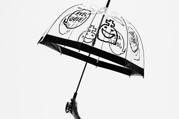 デヴァステ、英国女王御用達フルトンとコラボ - モノトーンのお化けが描かれた傘「バードケージ」 