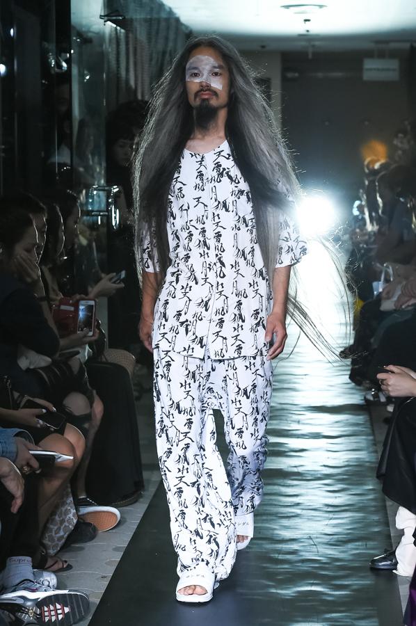 モデルのイクミ手掛ける「IKUMI」”白と黒”をテーマに、ラフォーレ原宿でランウェイショー コピー モデルのイクミ手掛ける「IKUMI」”白と黒”をテーマに、ラフォーレ原宿でランウェイショー コピー