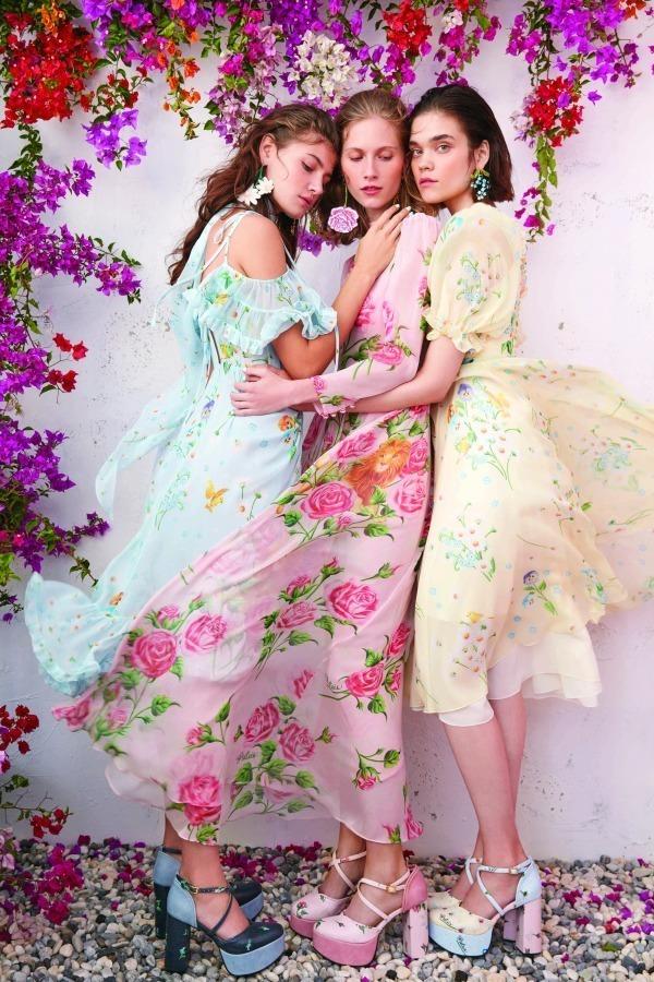 スレトシス 2018年春夏コレクション - 春のガーデンに咲き誇る花々とミツバチ コピー スレトシス 2018年春夏コレクション - 春のガーデンに咲き誇る花々とミツバチ コピー