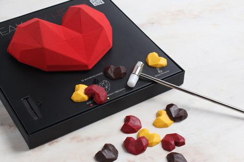 ブボ バルセロナのバレンタイン、付属ハンマーで"割って"楽しむ真っ赤なハート型チョコなど 
