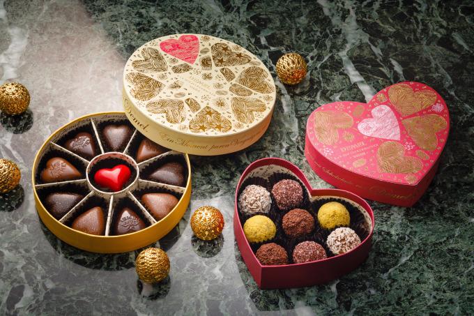 デメルの「バレンタインセレクション 2018」引き出し型ボックスに入ったハート型チョコなど コピー