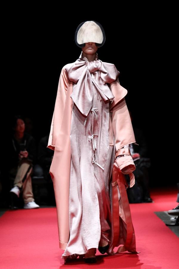 リョウタムラカミ 2018-19年秋冬コレクション - 大阪のおばちゃん×ガーリーの楽しい着こなし コピー リョウタムラカミ 2018-19年秋冬コレクション - 大阪のおばちゃん×ガーリーの楽しい着こなし コピー