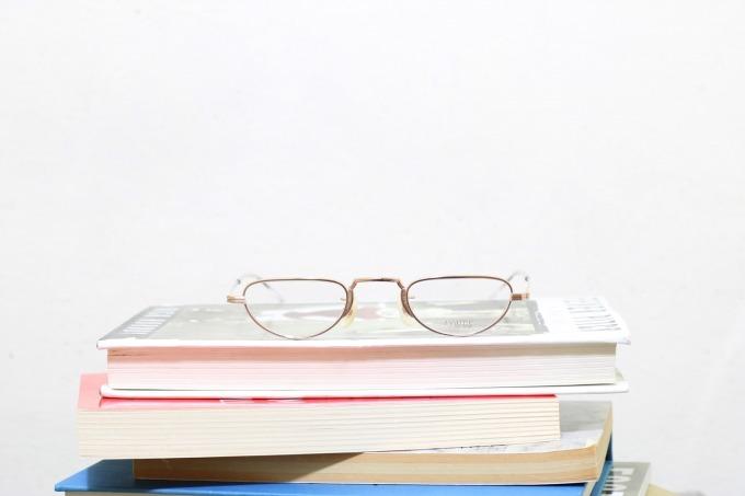 アヤメ初のリーディンググラス(老眼鏡)「レイクタホ」チタン製のクラシックな半月型レンズ コピー
