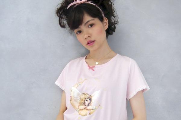 シャーリーテンプルの”オトナ服”から「エンジェル＆カップケーキ」モチーフの新作Tシャツ 