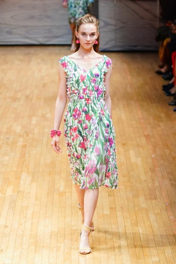 ユキ トリヰ インターナショナル  19年春夏コレクション - 花々が彩るロマンチックなサマードレス コピー