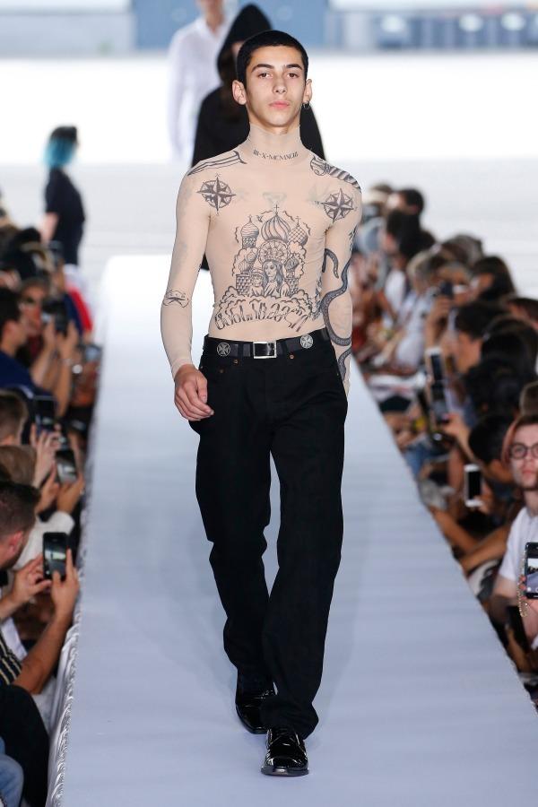 ヴェトモン 2019年春夏メンズコレクション - “服”が隠されたアイデンティティーを問う コピー ヴェトモン 2019年春夏メンズコレクション - “服”が隠されたアイデンティティーを問う コピー