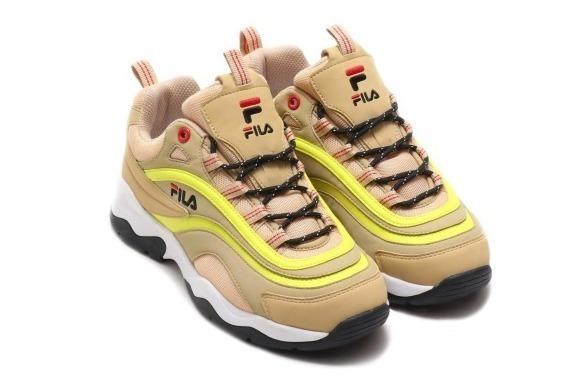 アトモス ピンク×フィラの別注スニーカー「FILA RAY」ストリートテイストのボリュームソール 