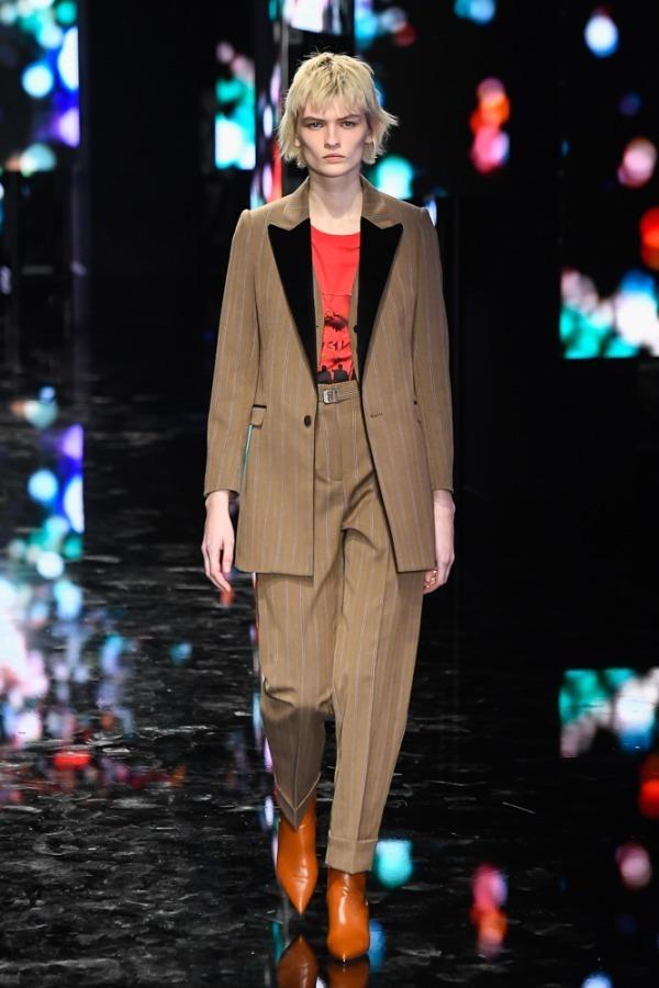 ニール バレット 2019年秋冬ウィメンズコレクション、女性の色気を引き立てるパンクスタイル コピー ニール バレット 2019年秋冬ウィメンズコレクション、女性の色気を引き立てるパンクスタイル コピー