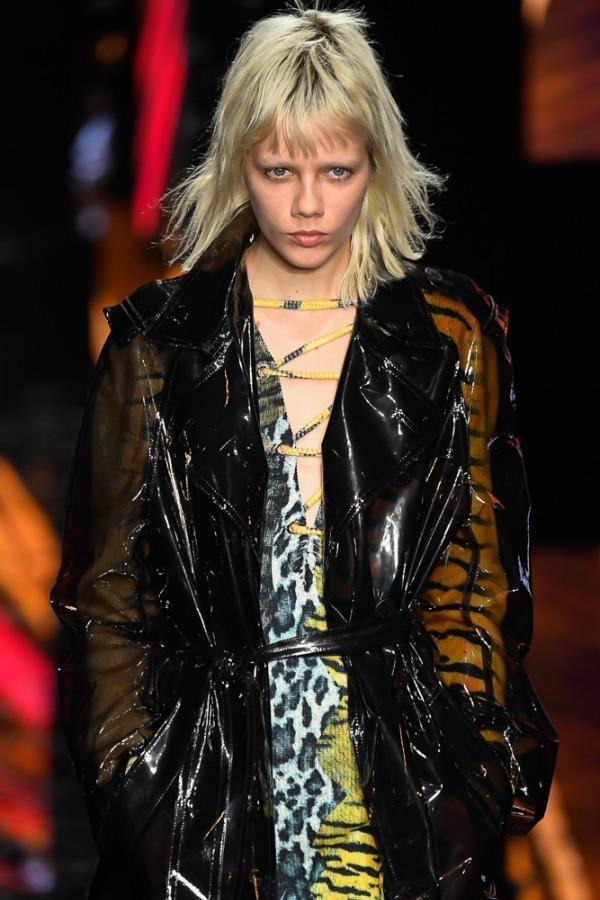 ニール バレット 2019年秋冬ウィメンズコレクション、女性の色気を引き立てるパンクスタイル コピー ニール バレット 2019年秋冬ウィメンズコレクション、女性の色気を引き立てるパンクスタイル コピー