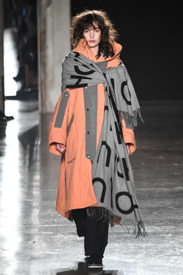 ウジョー 2019-20年秋冬コレクション - 布の動きに身を委ねて コピー ウジョー 2019-20年秋冬コレクション - 布の動きに身を委ねて コピー