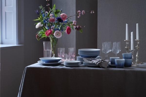 ロイヤル コペンハーゲン、日本限定「ブルーミスト」1輪の花と青グラデーションのテーブルウェア 