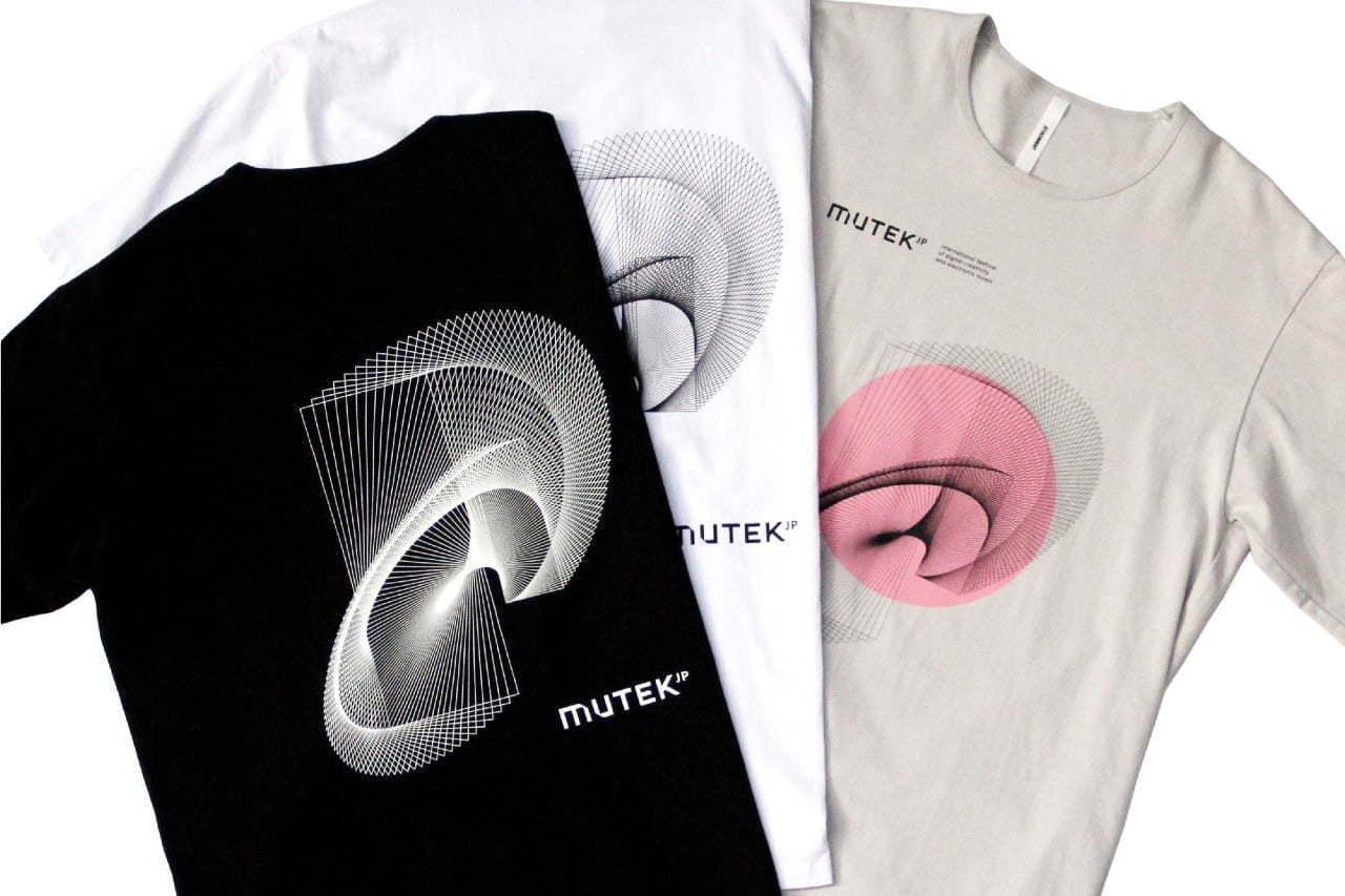 アタッチメント×MUTEK.JPのコラボTシャツ 、サイドスリットが入ったエッジィな1着 