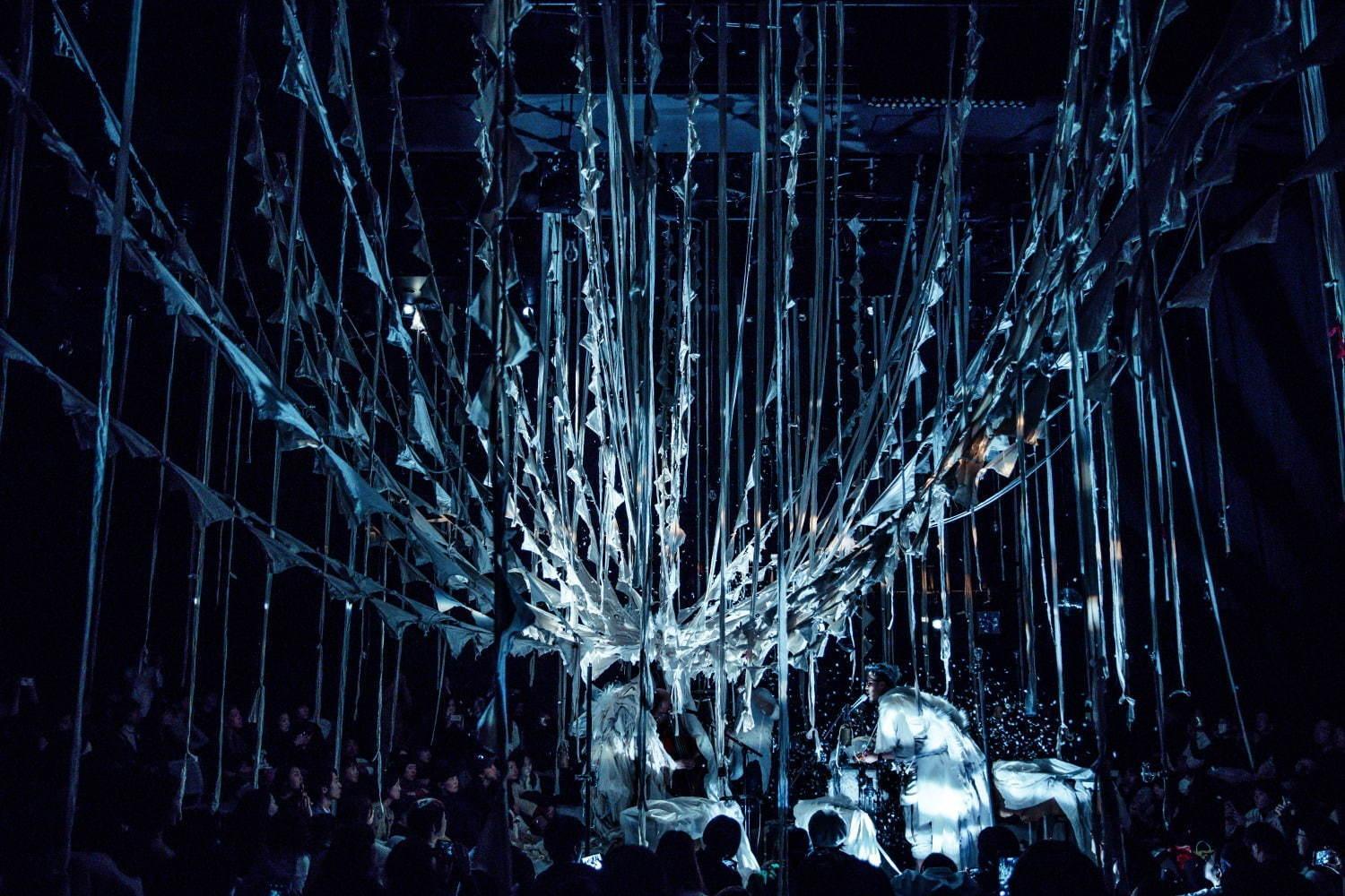 スズキタカユキ「仕立て屋のサーカス」の福岡公演、音×布×光が織りなす即興舞台 コピー