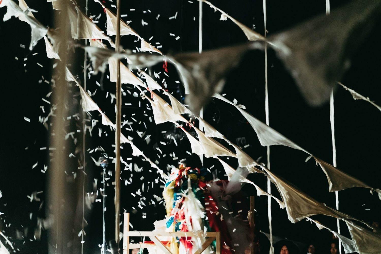 スズキタカユキ「仕立て屋のサーカス」の福岡公演、音×布×光が織りなす即興舞台 コピー