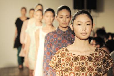 スナオクワハラ 2013年春夏コレクション - 異なる光をまとったシックな服たち 