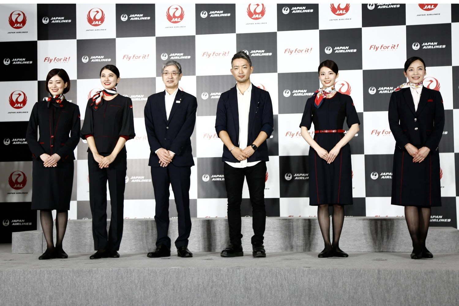 JAL新制服を「エズミ」デザイナー江角泰俊が担当 - “鶴”の流線型を表現したワンピースなど 