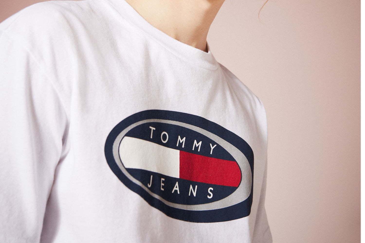 トミー ジーンズ、90年代スターロゴを現代に再解釈したTシャツ＆タンガリーワンピースなど 