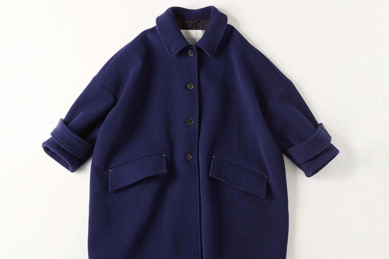 マッキントッシュのコートやJ&M デヴィッドソンのバッグ、エリオポール別注“ブルー”カラーで 
