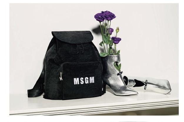 MSGMの限定マガジン『MSGM MAGAZINE #3』ブランドロゴ入りバックパック付属 