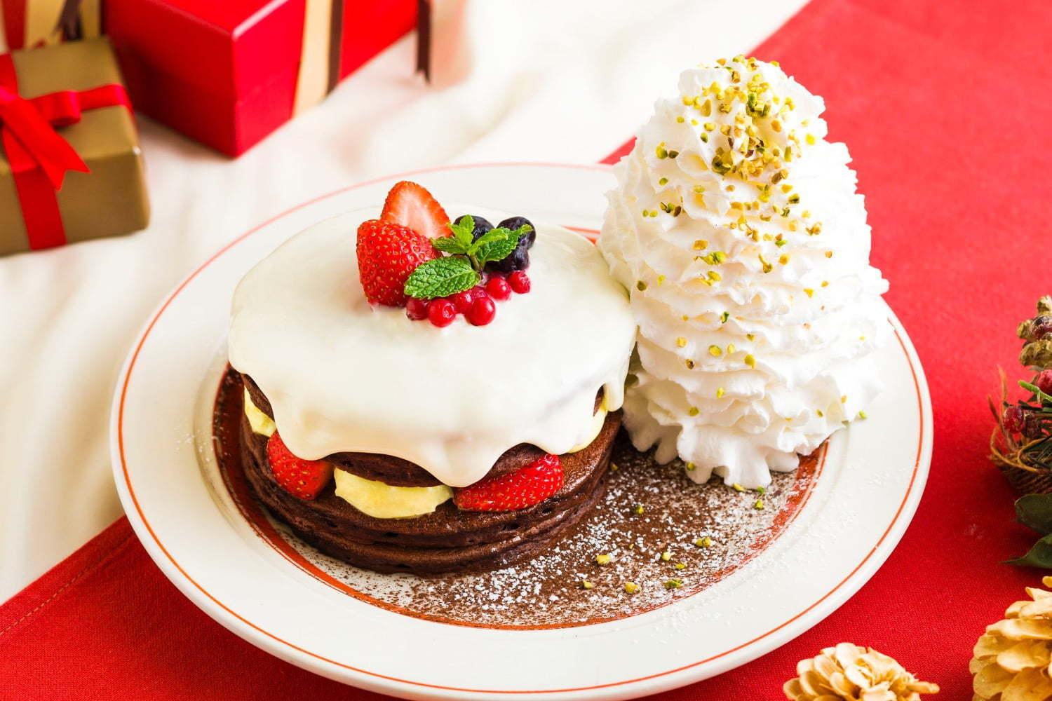 エッグスンシングス「クリスマスショコラショートパンケーキ」“雪のように白い”ミルククリームをたっぷり 
