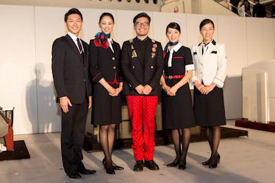 ケイタ マルヤマの丸山敬太が、JAL客室乗務員の新しい制服をデザイン  