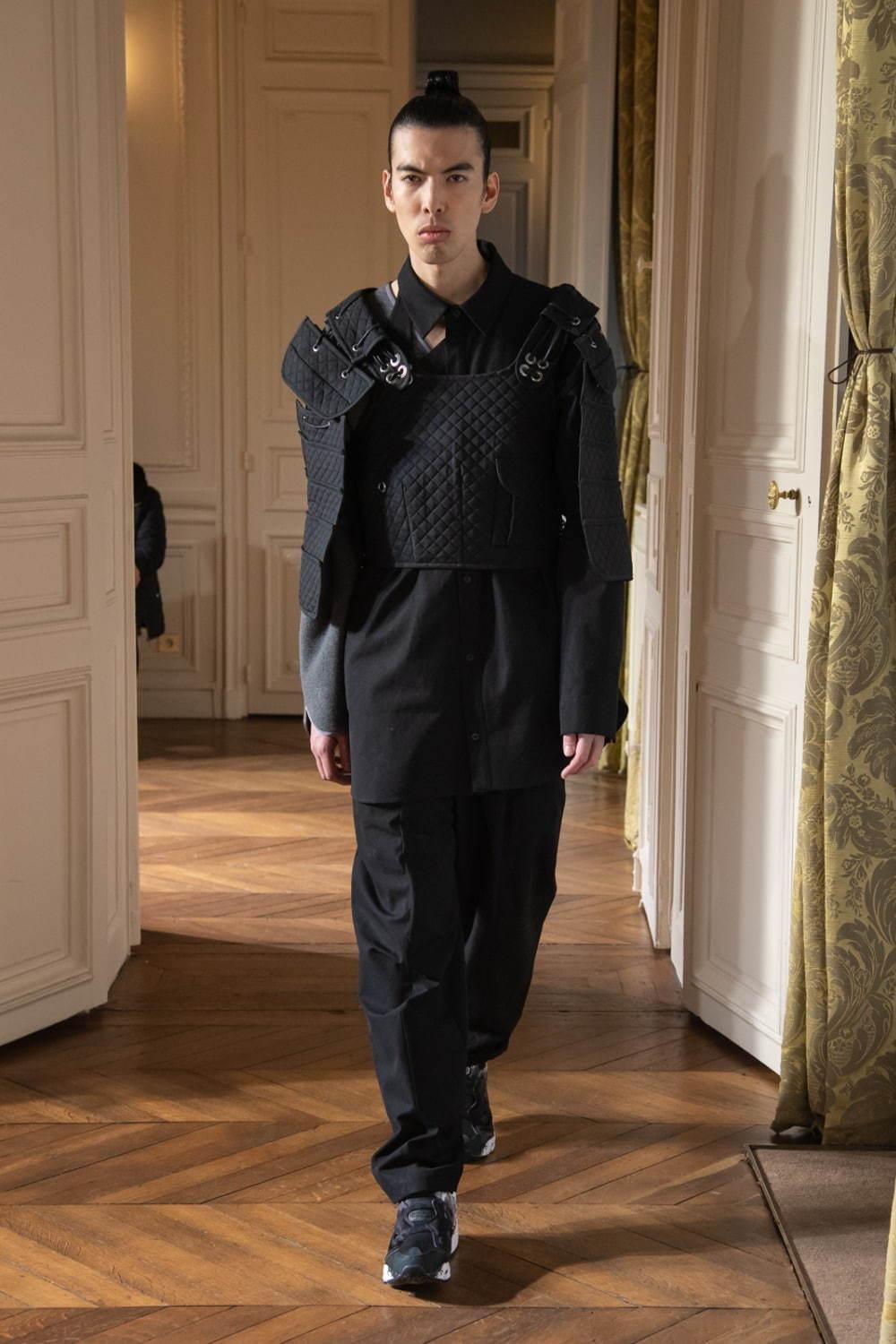 ヨシオクボ 2020-21年秋冬コレクション - 現代男性へ捧げる新戦闘服「モダン鎧」 コピー ヨシオクボ 2020-21年秋冬コレクション - 現代男性へ捧げる新戦闘服「モダン鎧」 コピー