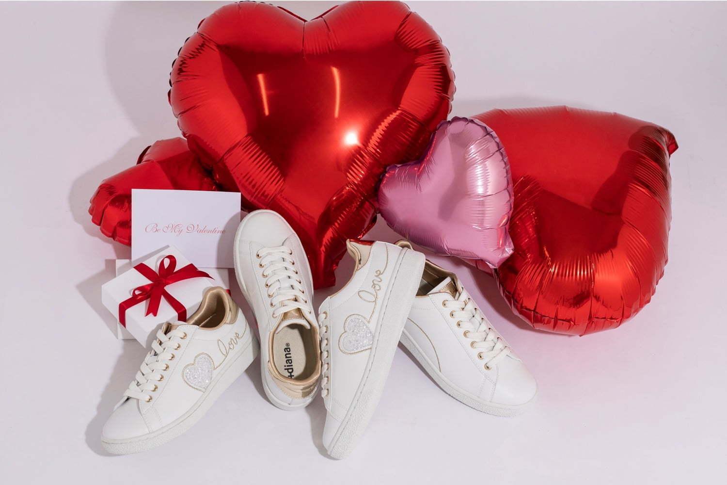 プラス ダイアナのバレンタイン限定スニーカー、キラキラハート×“love刺繍”入りの純白カラー 