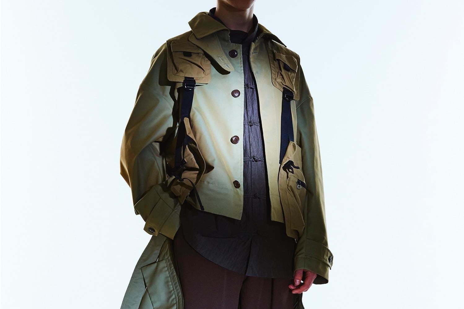 ミーンズワイルの玉虫色“3WAY”トレンチコート、ジャケット＆ラップスカートとしても着用可 