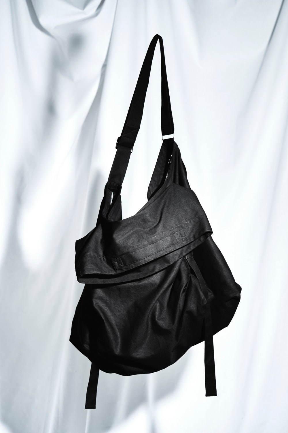 ディスコード ヨウジヤマモト新作“衣服として纏う”バッグ、ポンチョ風や身体に沿う3WAY コピー