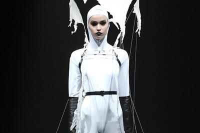 アリス アウアア 2013-14年秋冬コレクション - 「蜘蛛」に変えられた機織り娘の煉獄のストーリー 