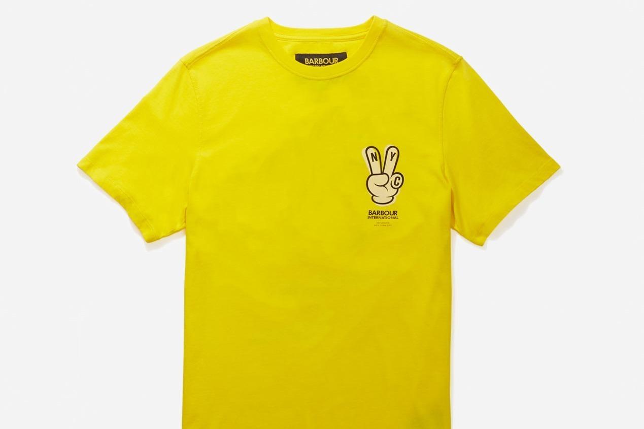 サタデーズ ニューヨークシティ×バブアー、オリジナルタグ入りバイカージャケット＆ピースサインTシャツ 