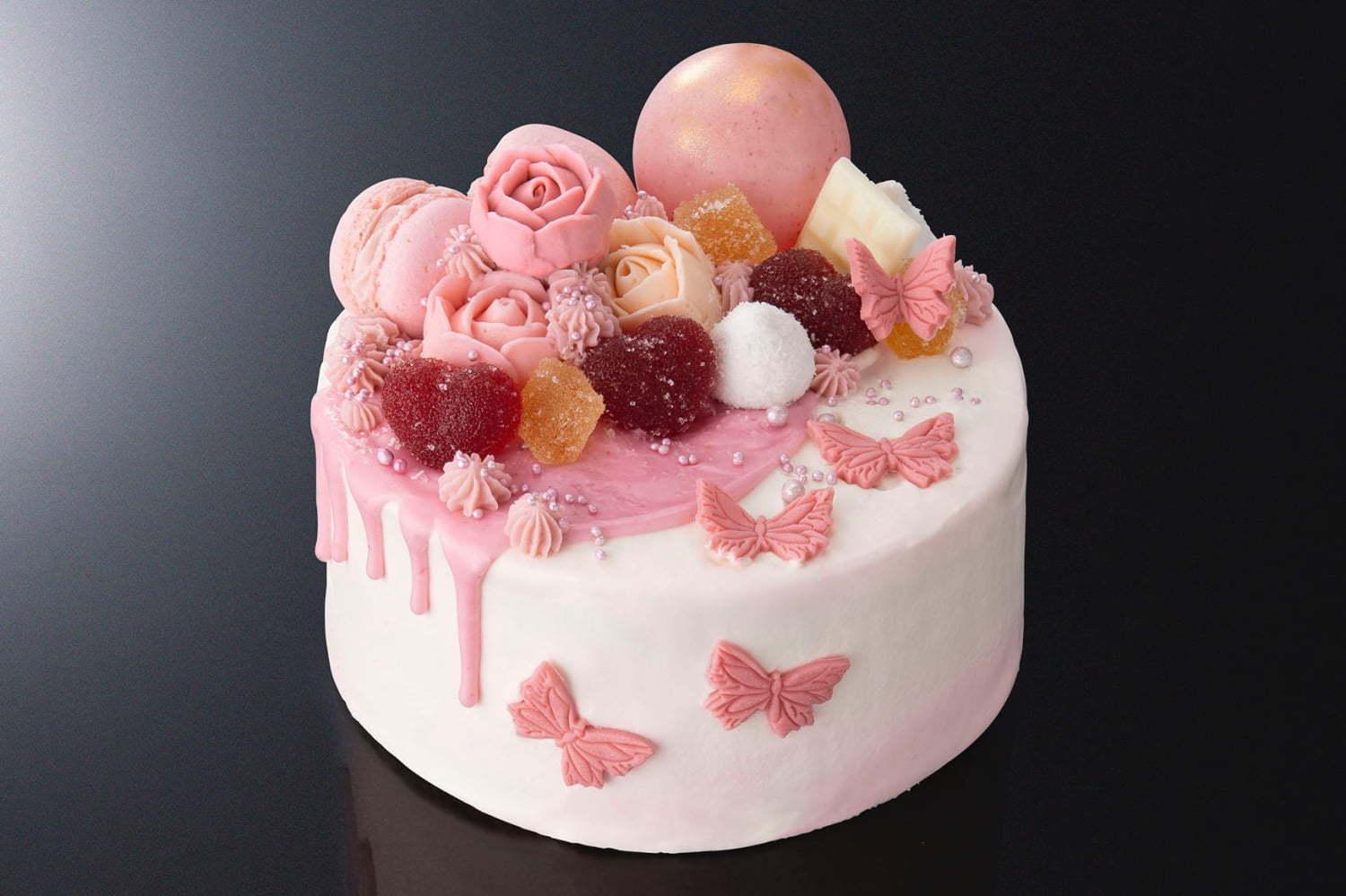 渋谷ヒカリエのクリスマス2020、“バラや蝶”を飾ったベリーケーキや“真っ白フリル”のチーズケーキ 