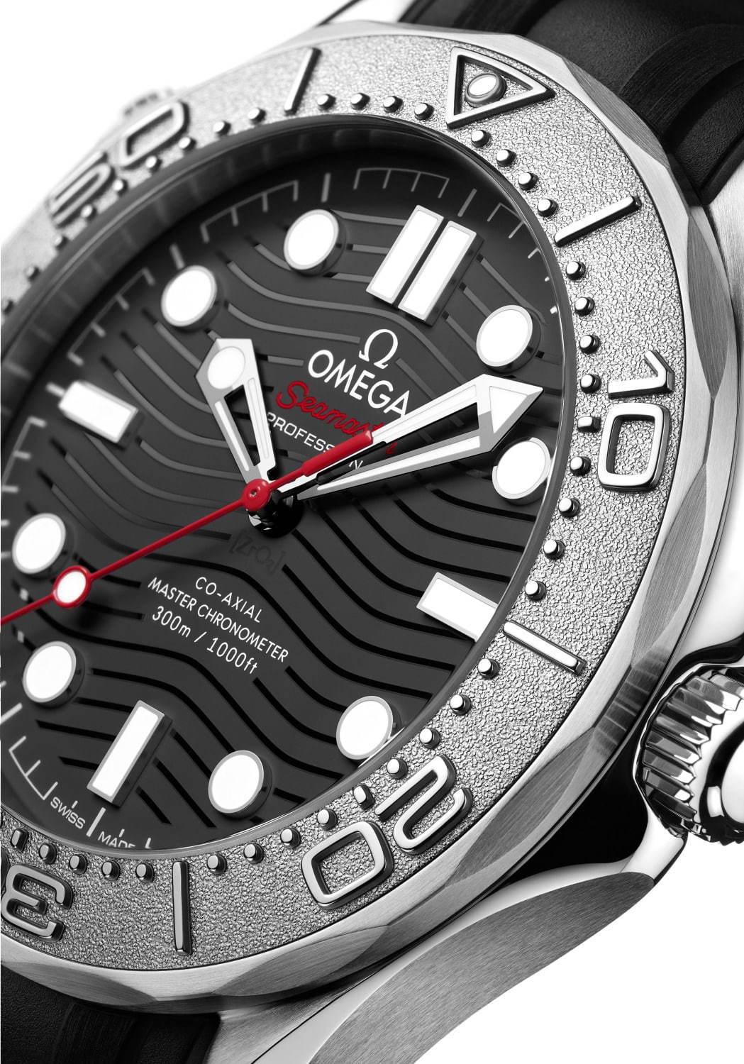 オメガの腕時計「シーマスター ダイバー300M」新作、波模様のダイアル＆“潜水艇”刻印ケース コピー