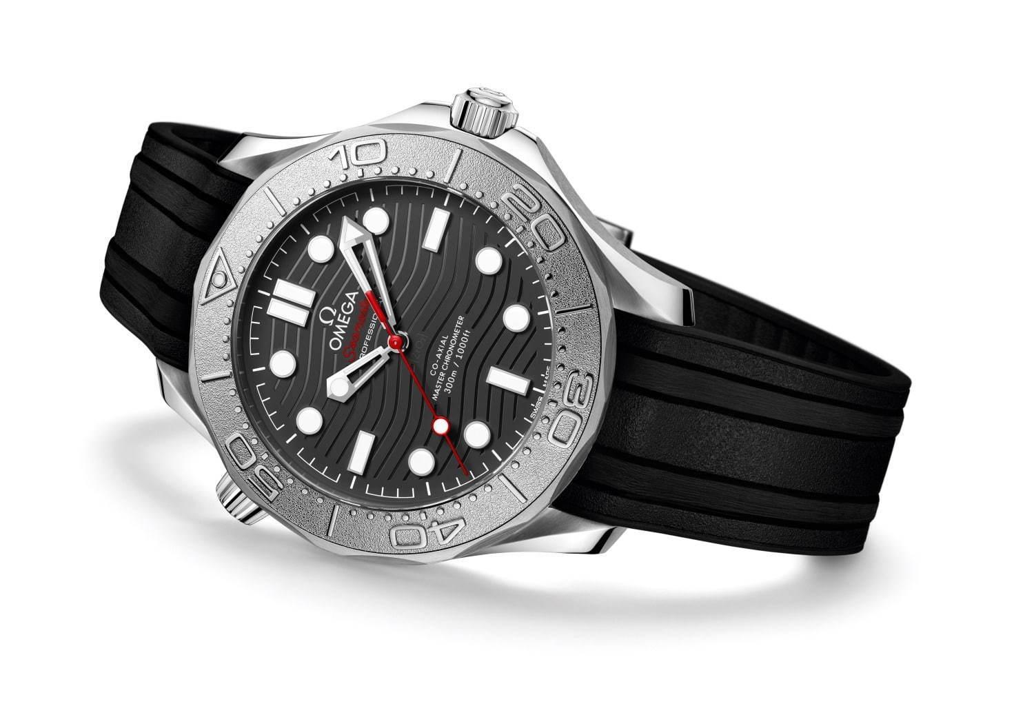 オメガの腕時計「シーマスター ダイバー300M」新作、波模様のダイアル＆“潜水艇”刻印ケース コピー