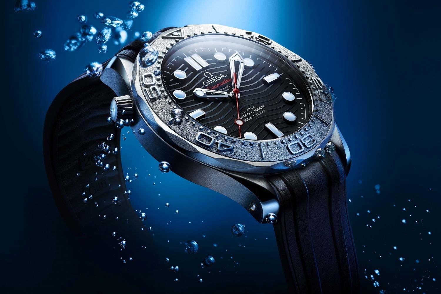 オメガの腕時計「シーマスター ダイバー300M」新作、波模様のダイアル＆“潜水艇”刻印ケース 