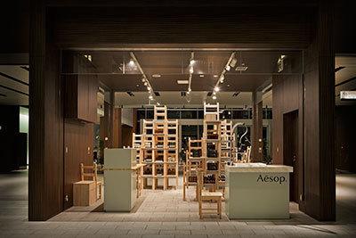 イソップ、木の椅子を積み上げて作った2ヶ月限定ストア-東京ミッドタウン 